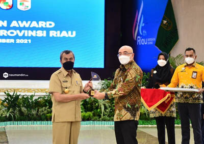 Diterima Gubri, Pemprov Riau Raih BKN Award 2021 Penilaian Kinerja Terbaik